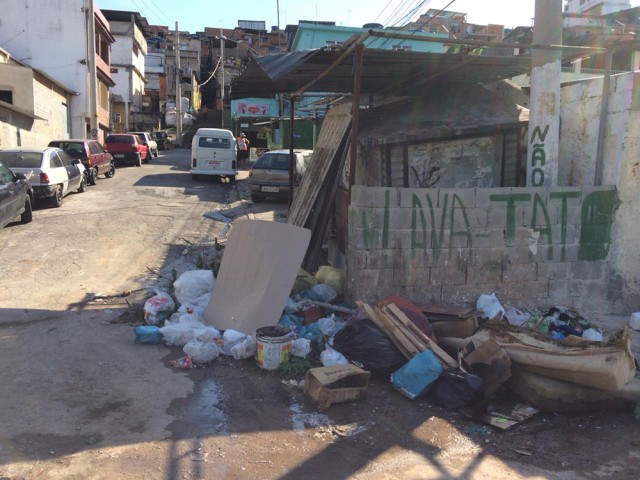 Na Av. Ilha das Enxadas, nos Bancários, o lixo é descartado na calçada que dá acesso à comunidade do INPS obstruindo a passagem e atraindo ratos e baratas