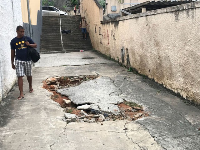 O piso da servidão entre a Estrada do Galeão e a Rua Bocaiúva, no Jardim Guanabara, está afundando e oferece risco aos pedestres que transitam pelo local