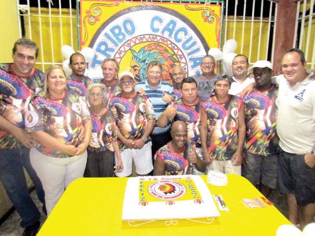 Grupo de fundadores e amigos do G.R.B.C. Tribo Cacuia durante churrasco em comemoração aos 12  anos de fundação do bloco. A festa foi realizada na casa de Vladimir "Popó" na sexta-feira, dia 20