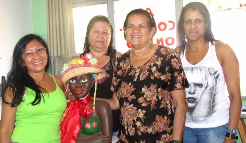 Dona Alduína, junto com a sua equipe de costureiras, Kátia, Aparecida e Denise, em seu ateliê