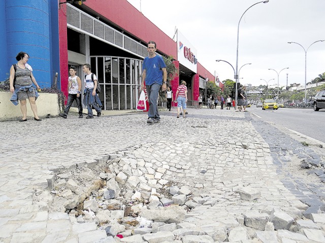 Calçada danificada em frente ao Hipermercado Extra oferece risco aos pedestre