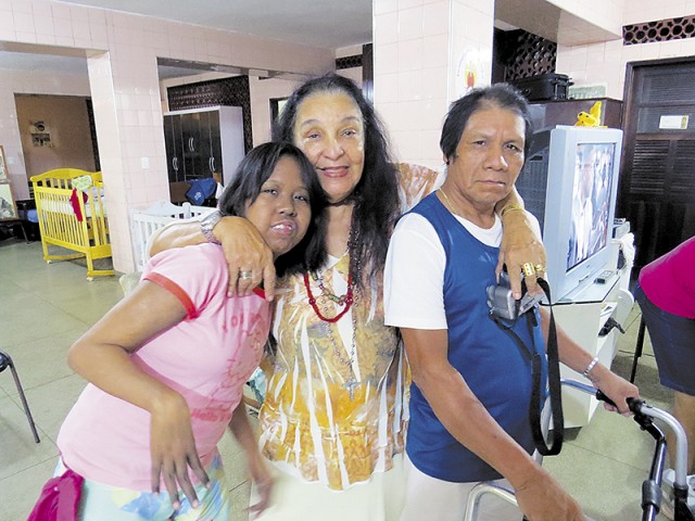 Eunice Cariry abraça os índios Cristiane e Sori