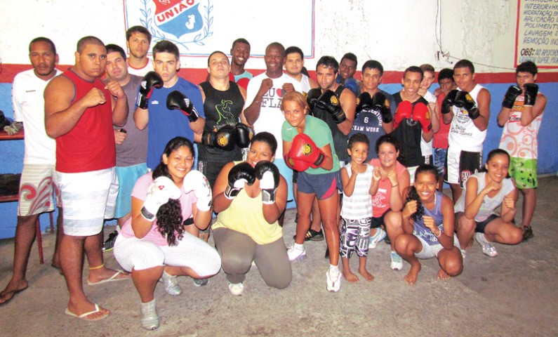 Parte dos alunos do projeto da equipe de lutas Boxe e Chão no espaço de treinamento na União da Ilha