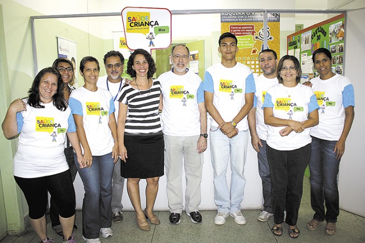 A diretora do Hospital do Loreto Fátima Brandão (de listras) com parte da equipe do Saúde de Criança Ilha