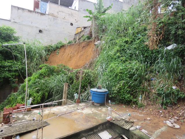 Na Rua Avelar, no Dendê, houve deslizamento deixando uma casa soterrada