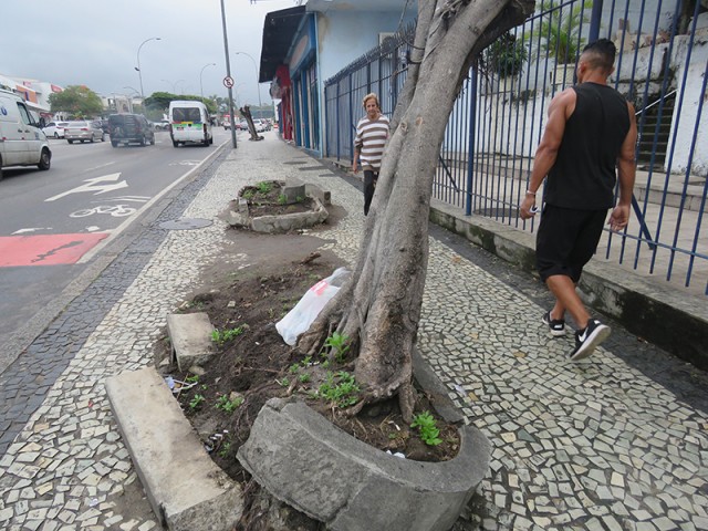Canteiro na calçada da Estrada do Galeão, próximo a loja IV Centenário, está quebrado desde a forte chuva de fevereiro, dificultando a passagem dos pedestres
