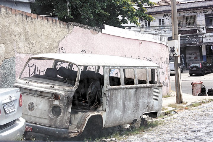 Na Rua Noêmio da Silveira, no Tauá, galhos jogados e carcaça de kombi tomam conta das calçadas
