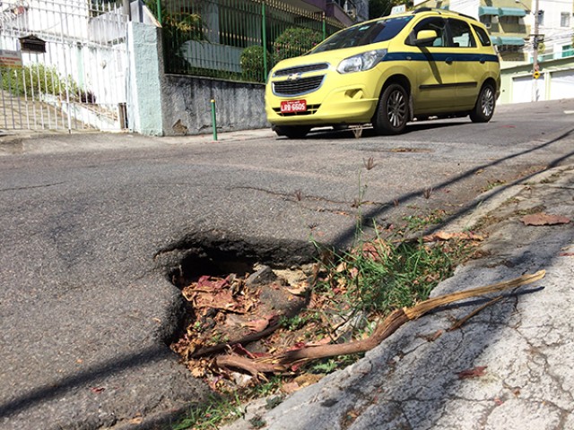 Um buraco na Rua Colina, Jardim Guanabara, é risco a pedestres e motoristas que passam pela via