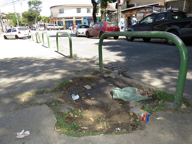 Perigo: buracos nas calçadas da Praia da Bandeira e na Rua Manuel Marreiros colocam pedestres em risco