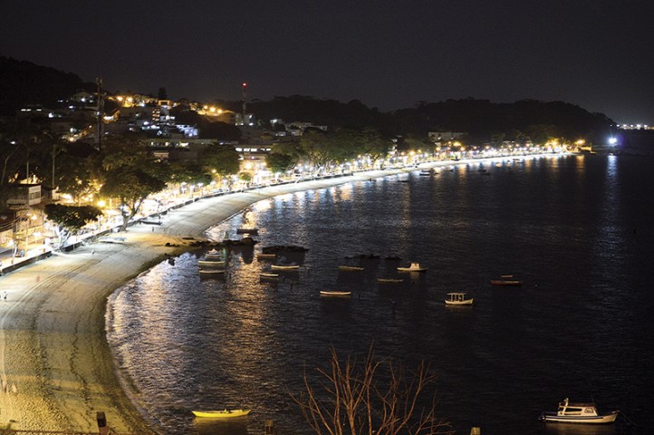 A paisagem noturna da Praia da Freguesia é uma das belas imagens da Ilha do Governador, cuja população chega aos 300 mil habitantes