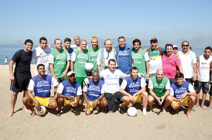 O "Futebol Ambiental" reuniu atores e outros famosos que jogaram uma partida animada e contagiaram o público na praia