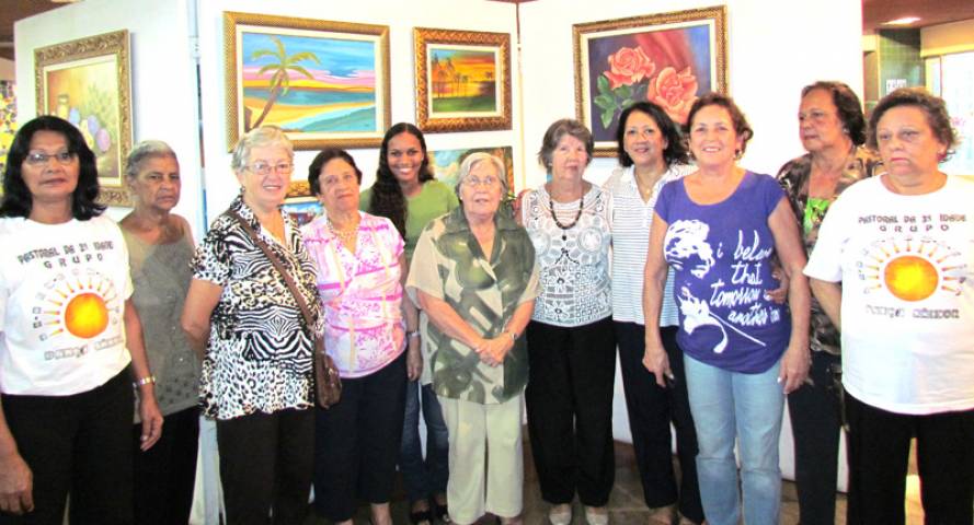 Elle de Mattos entre suas alunas durante a exposição de quadros do grupo na biblioteca do Cocotá