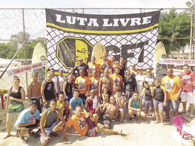 No sábado (18) a equipe GFT de luta-livre, liderada pelo professor Gleisson dos Santos, mais conhecido como Gringola, promoveu na Praia da Engenhoca o primeiro torneio de Beach Wrestling da Ilha 
