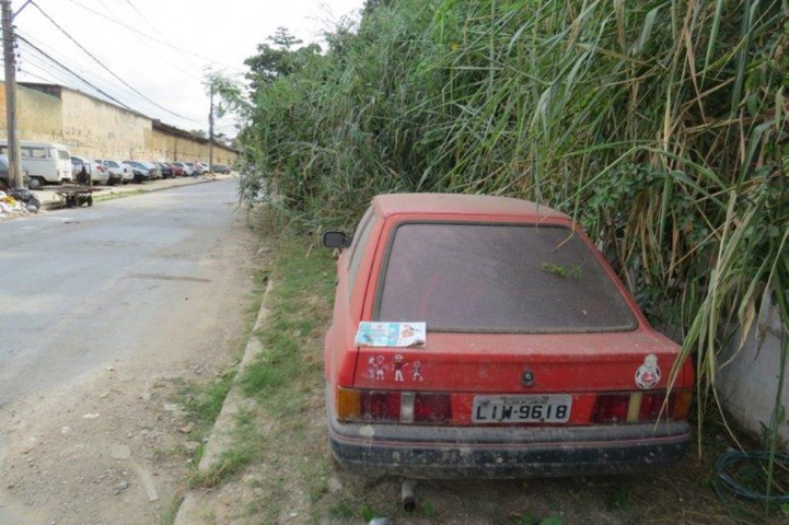 Carro abandonado em calçada, na Rua Mileto Maciel