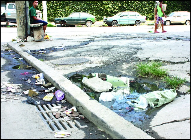 Esgoto e lixo na calçada da Rua Itacuã, nos Bancários