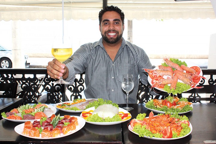 Hugo Carvalho com alguns dos pratos do buffet variado que é servido com muito capricho no rodízio