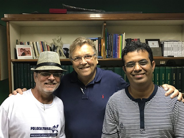 Gilberto D'Alma e Marcelo Mendes, do Polo Cultural da Ilha, que comemora dois anos neste mês de abril, com José Richard (ao centro), em visita ao Ilha Notícias