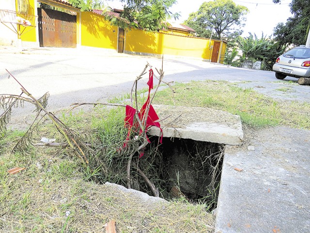 Perigo: buraco na Rua Escalda, no Jardim Carioca