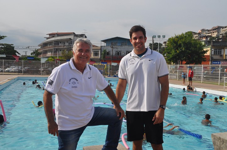 Luiz Ledo e Renato Albuquerque, respectivamente administrador e coordenador técnico da Vila Olímpica Nilton Santos, comemoram o sucesso da Colônia de Férias da unidade