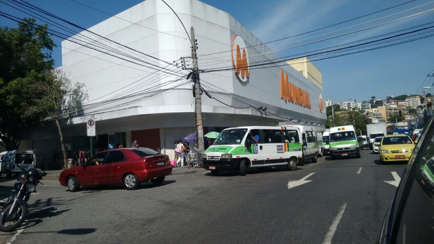 Vans continuam  provocando confusão no trânsito na Estrada do Cacuia no ponto em frente ao Mundial