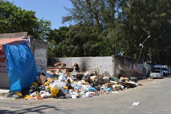Abandono e mau cheiro: muitos sacos de lixo transbordam das caçambas da Comlurb na Estrada Maracajás, no Galeão, próximo a comunidade Vila Joaniza 