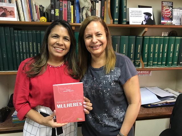 A vereadora Tânia Bastos recebeu exemplar do livro "Aplicação do Coaching para Mulheres", das maõs da co-autora da obra, a coach empresarial Lani Menezes