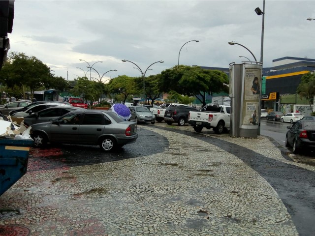 Diariamente, o calçadão da Portuguesa em frente ao banco Bradesco fica ocupado por carros que estacionam irregularmente