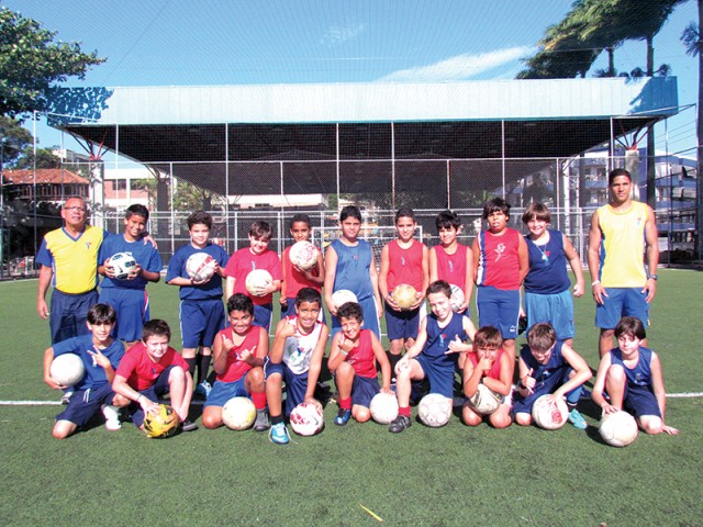 Os meninos da turma do professor Júlio César aproveitam os treinos para se divertir, brincar e aprender os princípios do futebol três vezes por semana na ACM