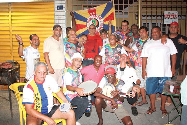 A turma animada do Bloco carnavalesco Tribo Cacuia festejou o 13º aniversário do grupo com roda de samba e bolo de festa, em um bar na Rua Sargento João Lopes, no Cacuia, na última sexta-feira (19), dia do Índio  