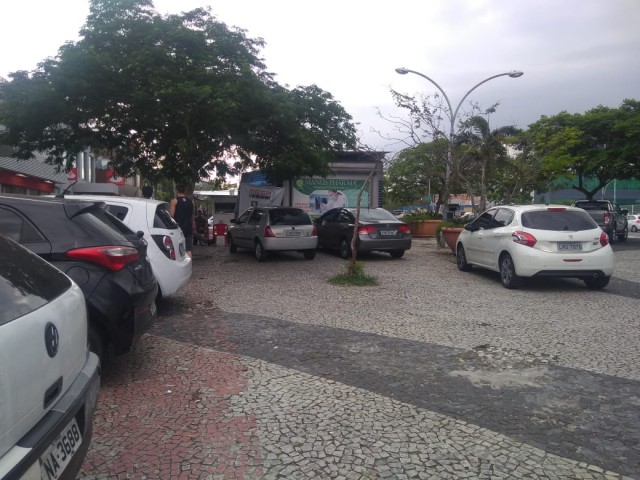 Na Portuguesa, ao lado da Mega Banca, carros usam o calçadão como estacionamento, que sem fiscalização da GM torna comum esse tipo de infração