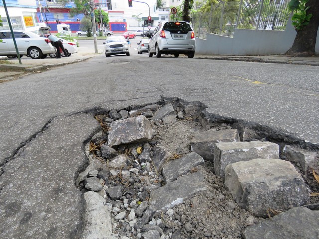 Na Rua Eneida de Morais, altura do Prezunic, o asfalto está afundando e há diversos buracos pela via