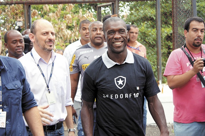 O jogador holandês, craque do Botafogo, esteve na unidade do Degase e deu um show de otimismo durante palestra aos internos