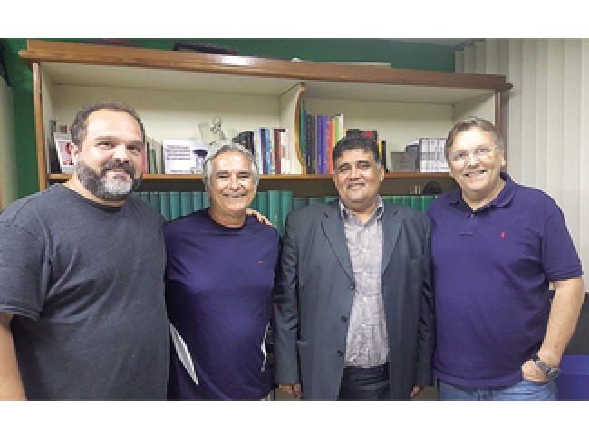 Daniel Balbi e José Richard receberam na redação do Ilha Notícias o professor Luiz Ledo e o advogado Neto, figuras de destaque na região. O assunto foi o desenvolvimento do esporte e do lazer na Ilha 