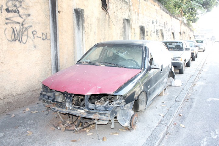 Há meses que veículos depenados estão abandonados na Rua Magno Martins, nos Bancários, e na Praia da Rosa