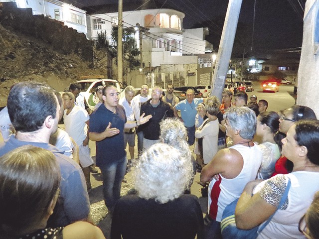 Nelson Miraldi durante reunião com moradores das Ruas Sobragi e Anajamirim 