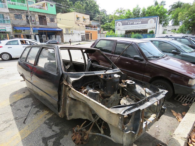 Carcaça de carro abandonado já se encontra há mais de dois anos perto do 17º BPM, no Zumbi