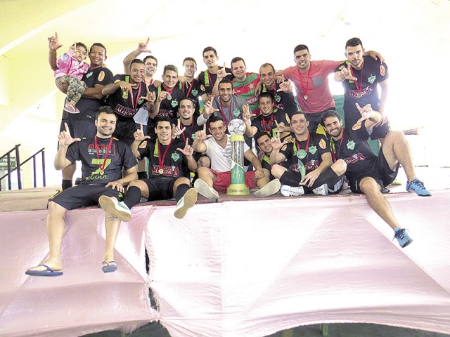 Na quadra da Portuguesa o elenco do Inter de Limão posa com a taça de campeão da Copa Ilha de Futsal