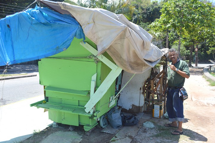 Morador de rua vive no barraco que construiu no calçadão ao lado do Terminal das Barcas, no Cocotá