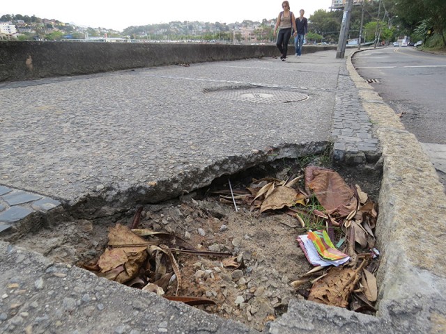Buraco na calçada da Praia Congonhas do Campo é perigo para pedestres