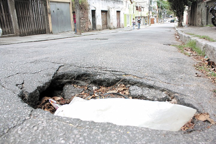 Na Rua Baviera, no Cocotá,  um buraco pode provocar acidentes