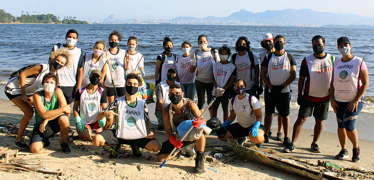 Mutirão de 470 pessoas percorre a praia de Santos e recolhe 268kg