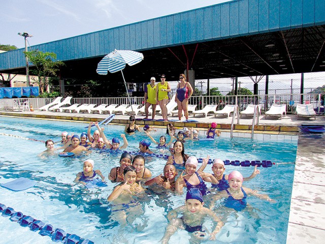 Clube oferece piscina aquecida para atividades aquáticas